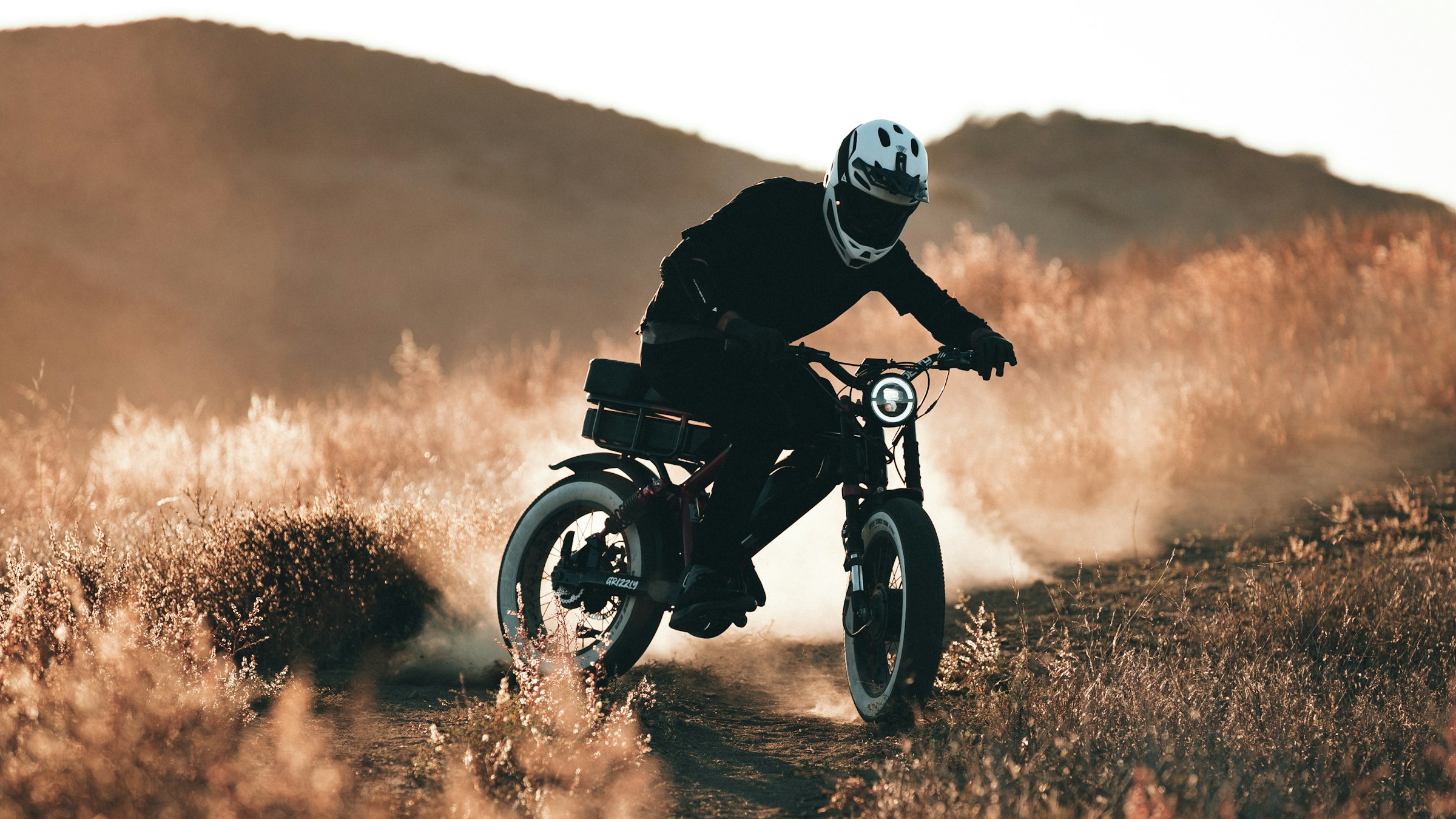 eBike de montaña en un bosque oscuro