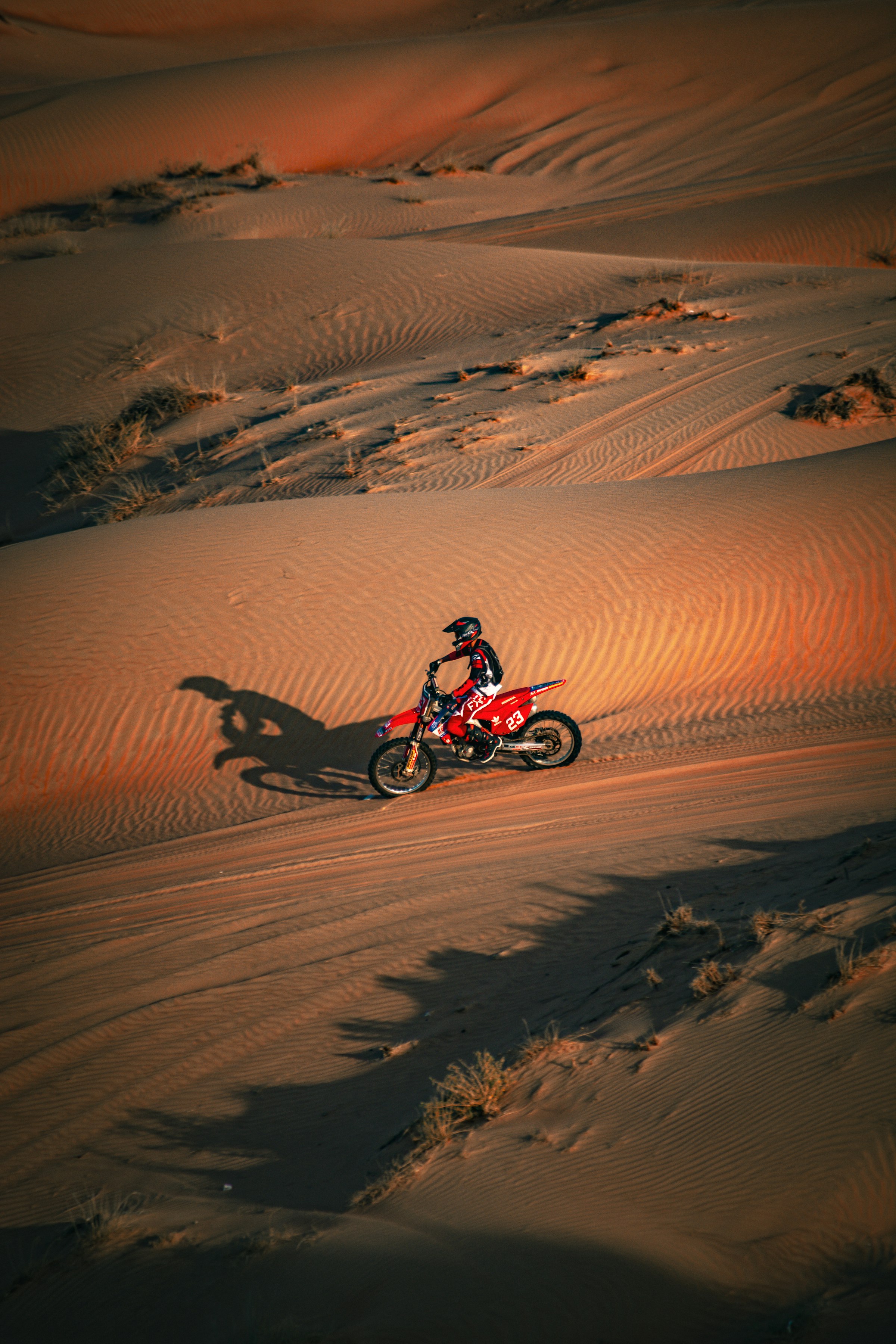 Moto trail levantando polvo al atardecer
